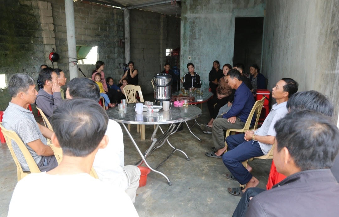 Rất đông bà con lối xóm, đến động viên, thăm hỏi gia đình anh Nguyễn Văn Đạo.