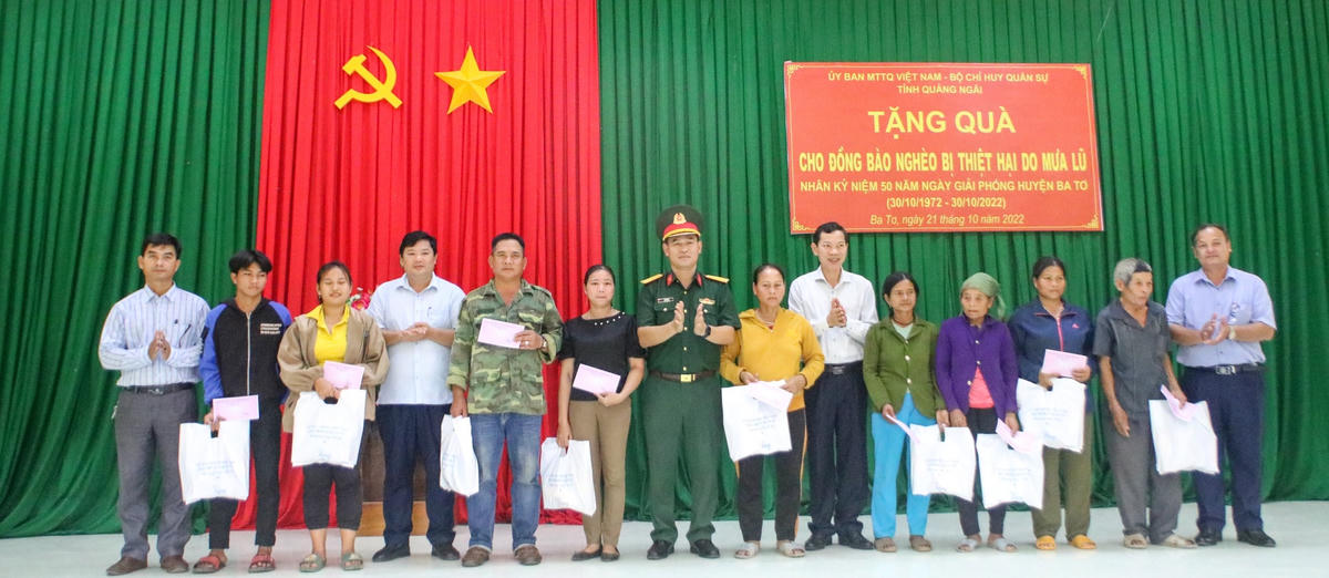 Lãnh đạo Quảng Ngãi tặng quà cho bà con thiệt hại do mưa lũ ở huyện Ba Tơ.