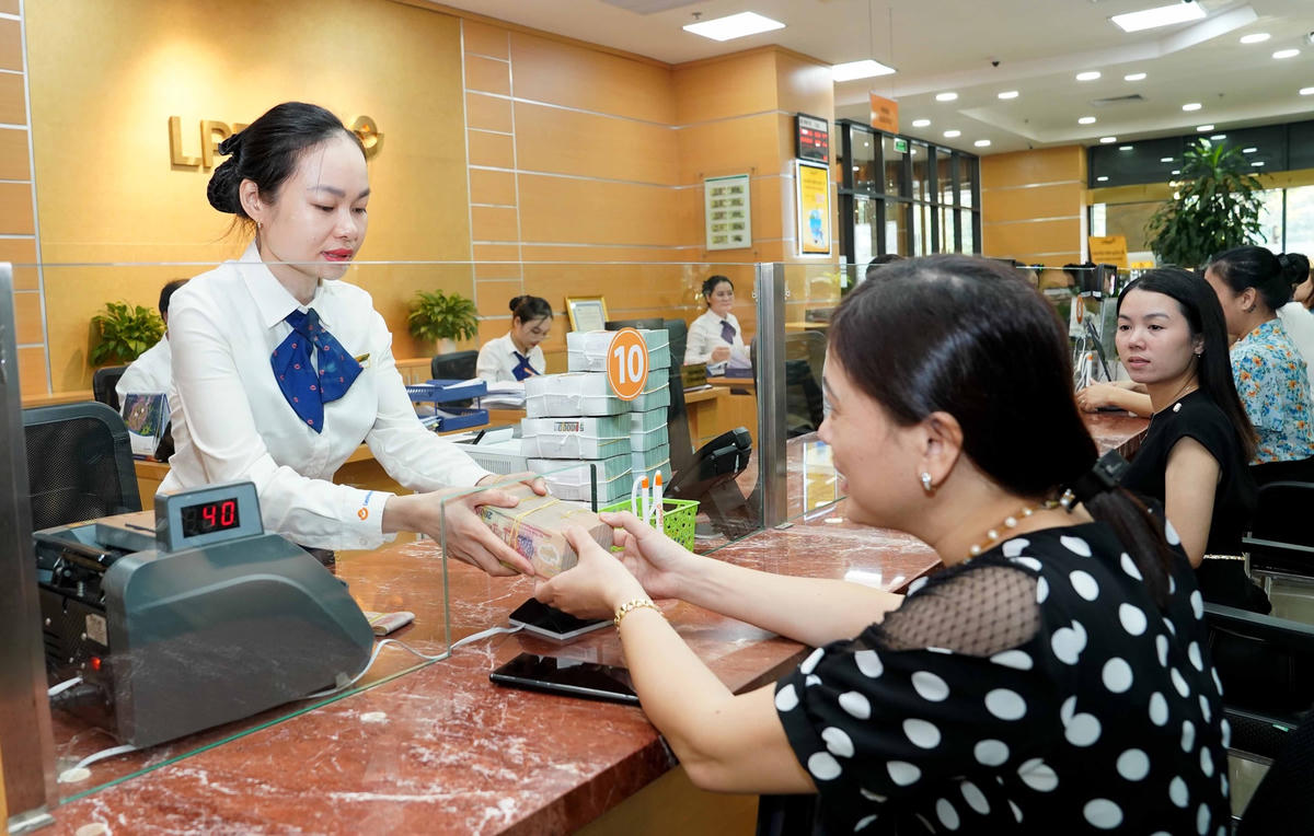 Tiền gửi ngân hàng vẫn tăng mạnh. Ảnh: Quang Vinh.