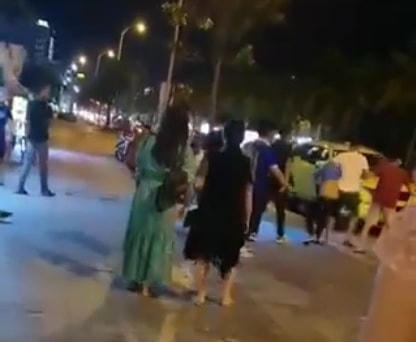 Nhóm người lôi hướng dẫn viên từ khách sạn ra bờ biển để hành hung tập thể. Ảnh từ clip.