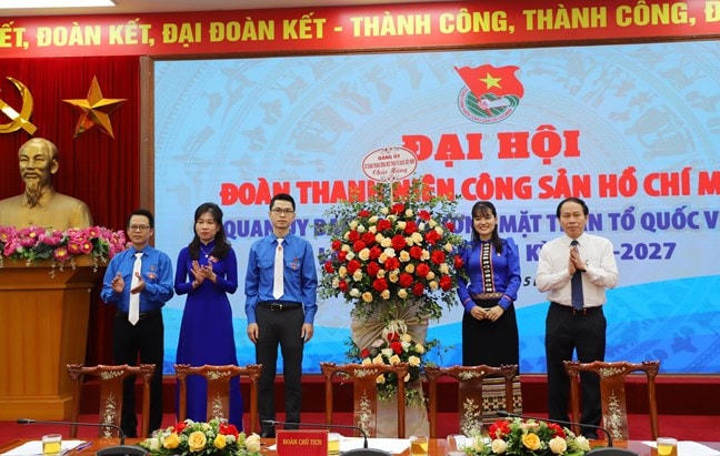 Ông Lê Tiến Châu, Ủy viên Trung ương Đảng, Phó Chủ tịch - Tổng Thư ký Ủy ban Trung ương MTTQ Việt Nam tặng hoa chúc mừng Đại hội.
