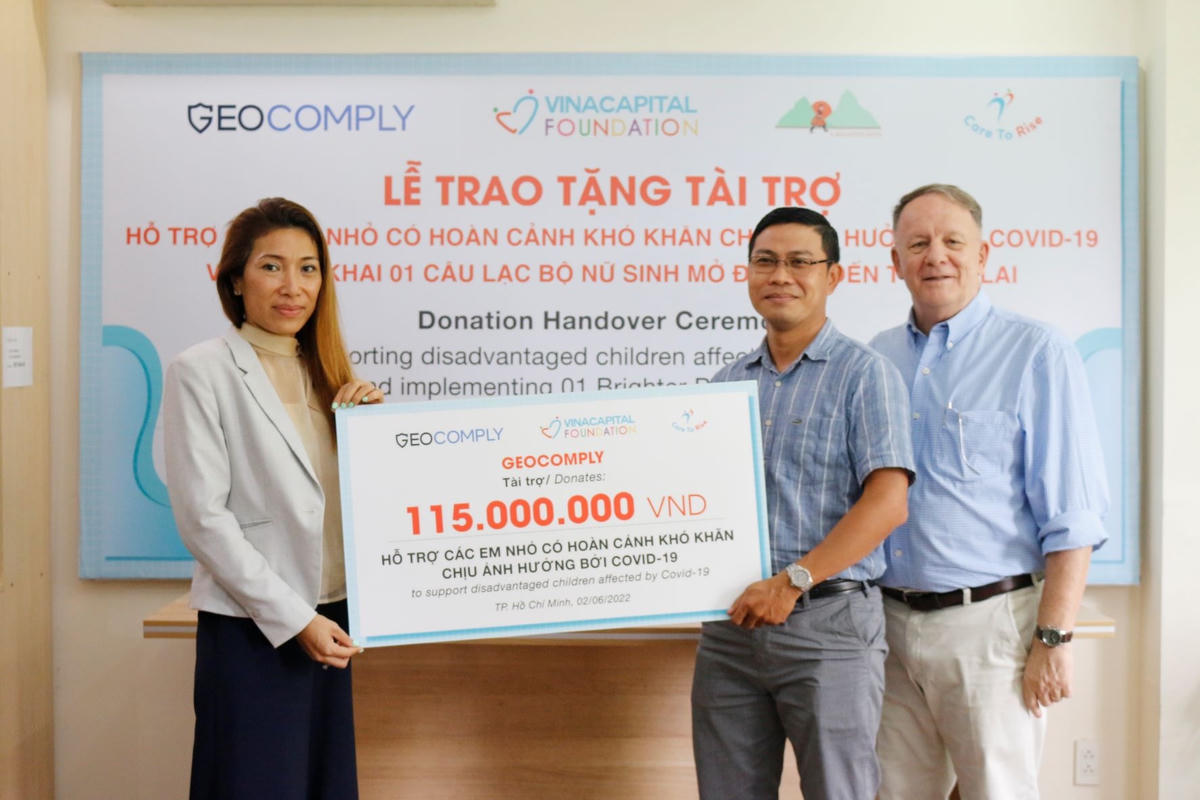 Trao bảng tài trợ tượng trưng cho đại diện chương trình CLB Nữ sinh Hoa bản làng và chương trình Yêu thương nâng bước.