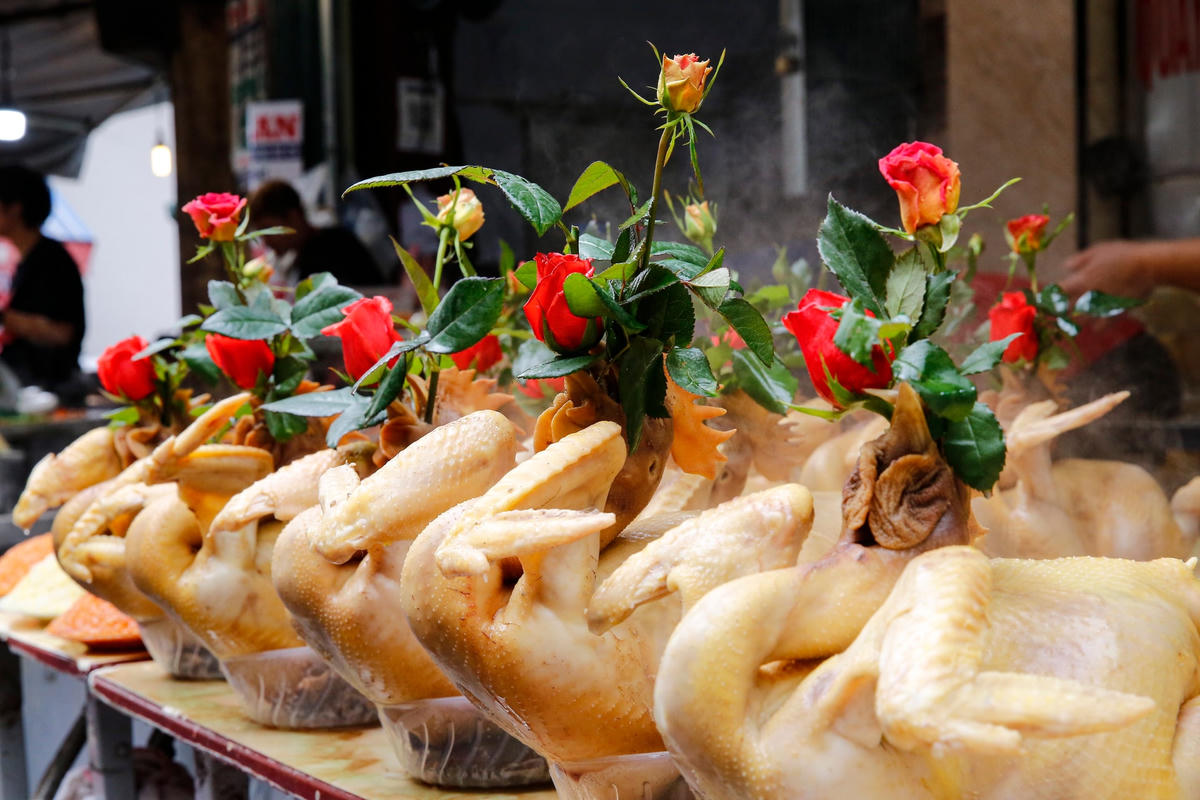 Theo một số chủ cửa hàng tại chợ Hàng Bè cho biết, gà cúng ngậm hoa hồng có nhiều kích cỡ, giá dao động từ 350.000 - 400.000 đồng/kg. Như vậy, tính ra, mỗi con gà cúng giá trung bình khoảng 500.000 - 700.000 đồng/con.