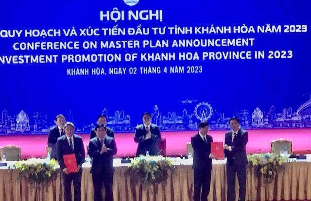 Khánh Hòa trao quyết định đầu tư cho một số doanh nghiệp đầu tư vào Khánh Hòa.