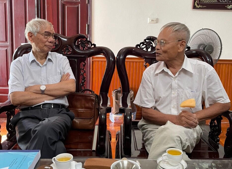 Tiến sĩ sử học Đinh Công Vỹ (bên phải) trò chuyện cùng nhà văn Hoàng Quốc Hải.