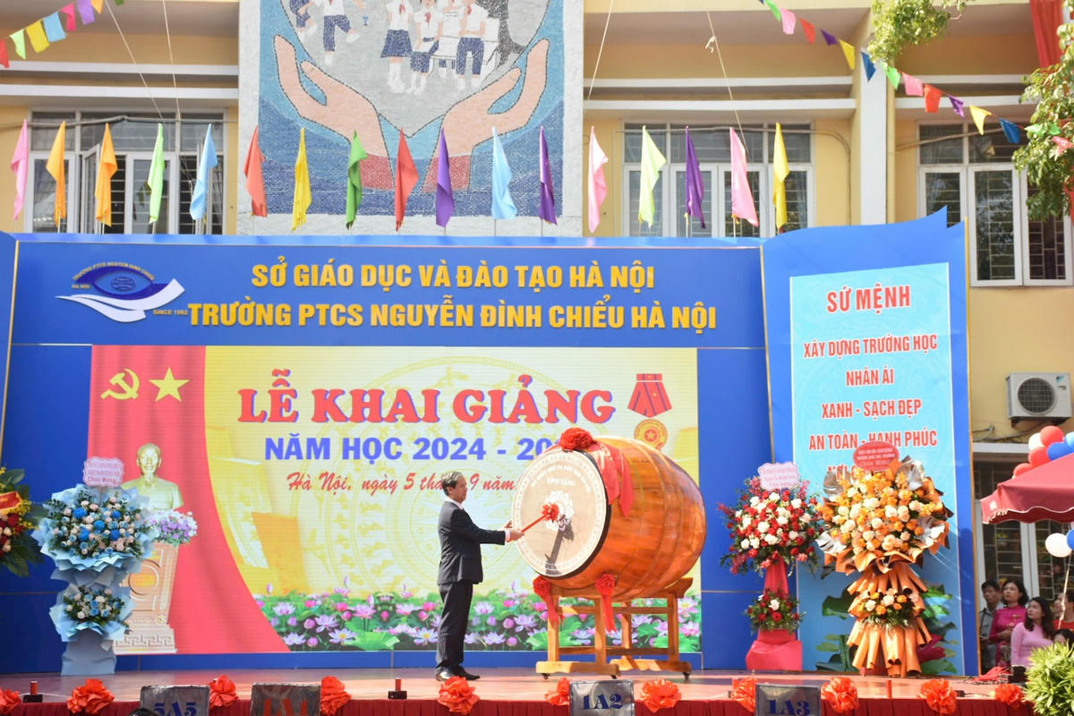 Bộ trưởng Bộ GDĐT Nguyễn Kim Sơn đánh trống khai giảng năm học 2024-2025 tại Trường PTCS Nguyễn Đình Chiểu. Ảnh: N.H.