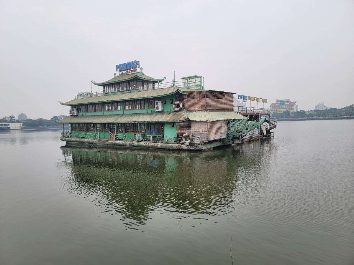 Du thuyền được neo với sàn nổi cách bờ hồ 50 m.