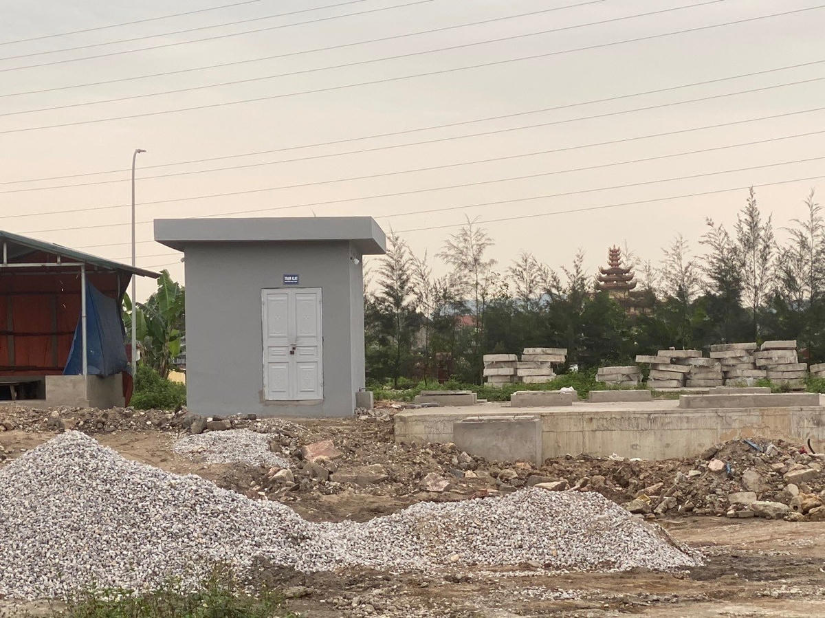 Dù đã có nhiều nhà hàng, khách sạn và nhà dân được xây dựng nhưng trạm xử lý nước thải trong khu đô thị vẫn chưa được hoàn thiện, đưa vào sử dụng.