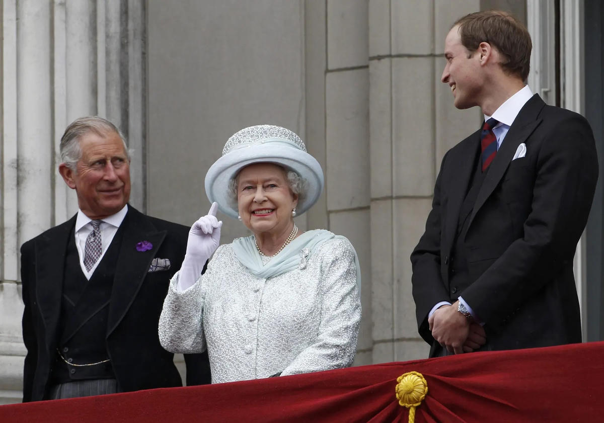 Nữ hoàng Anh đứng trên ban công của Cung điện Buckingham cùng với Thái tử Charles và Hoàng tử William trong Đại lễ Kim Cương. Ảnh: Stefan Wermuth / PA.
