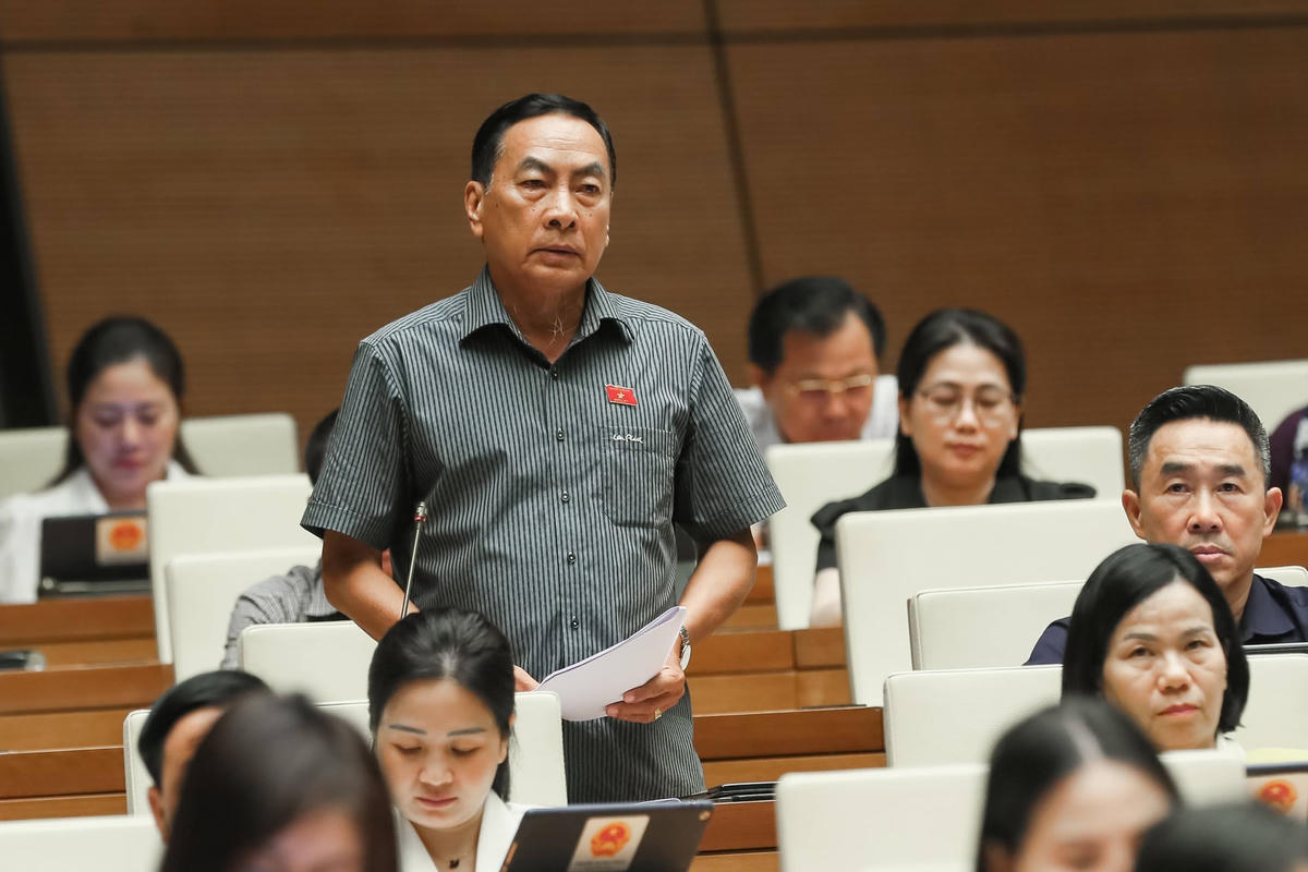 ĐBQH Phạm Văn Hòa phát biểu tại hội trường. Ảnh: Quang Vinh.