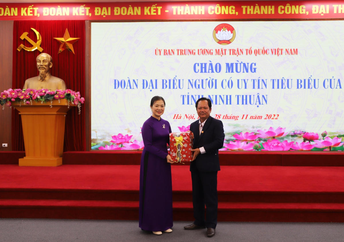 Đại diện đoàn đại biểu người có uy tín tiêu biểu của tỉnh Ninh Thuận tặng quà lưu niệm cho UBTƯ MTTQ Việt Nam.