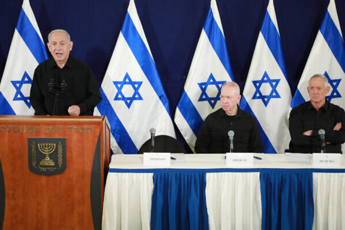 Thủ tướng Benjamin Netanyahu (trái) phát biểu trong cuộc họp báo chung với Bộ trưởng Bộ Quốc phòng Yoav Galant (giữa) và người đứng đầu đảng Thống nhất Quốc gia Benny Gantz (phải) tại Bộ Quốc phòng, ở Tel Aviv ngày 28/10/2023. Ảnh: POOL/Times of Israel.