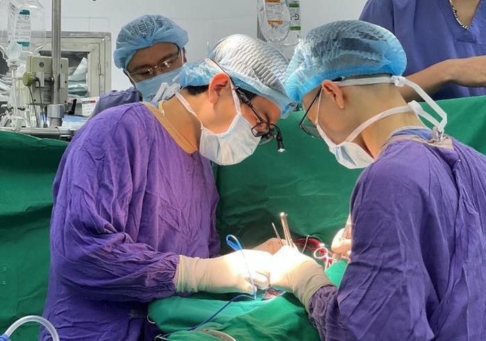 Các bác sĩ ghép trái tim, quả thận hiến của chị T. cho nam bệnh nhân 37 tuổi (Ảnh: Bệnh viện Việt Đức).
