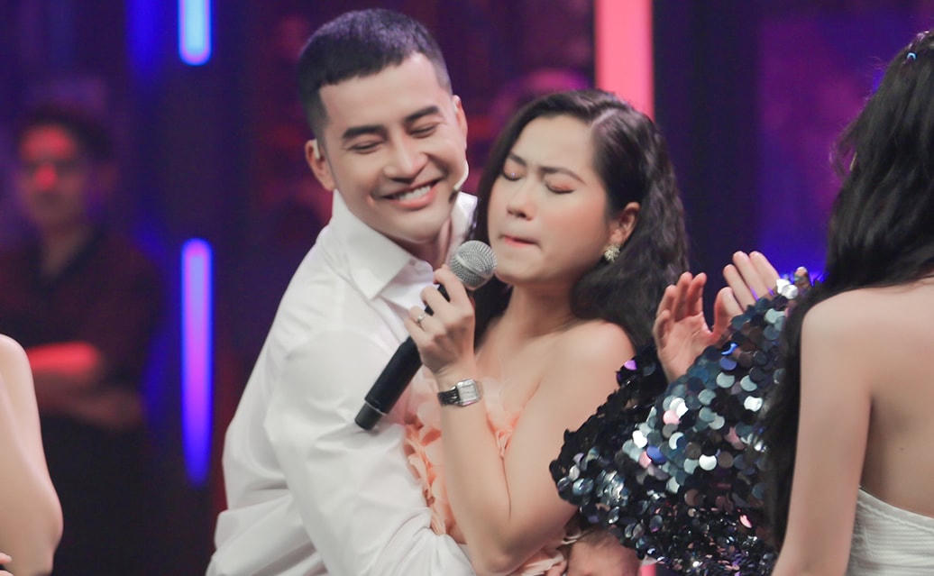 Lâm Vỹ Dạ cũng từng bị khách mời ôm thắm thiết trên sóng truyền hình. 