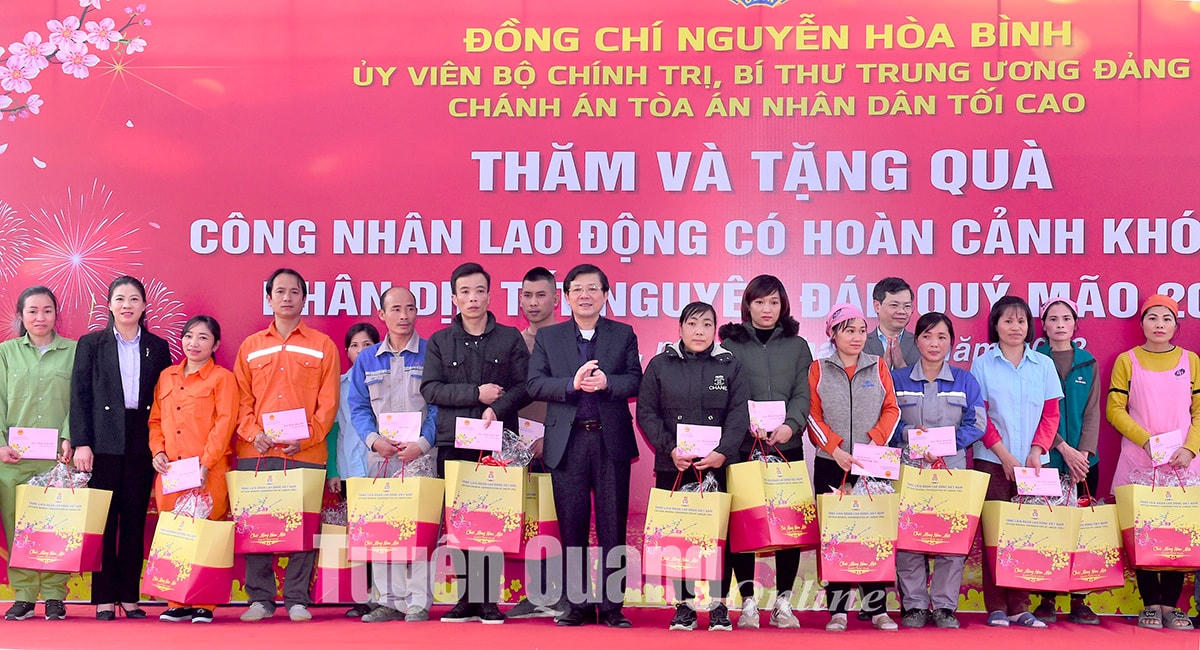 Phó Chủ tịch UBTƯ MTTQ Việt Nam Nguyễn Hữu Dũng và lãnh đạo tỉnh Tuyên Quang tặng quà Tết cho công nhân.