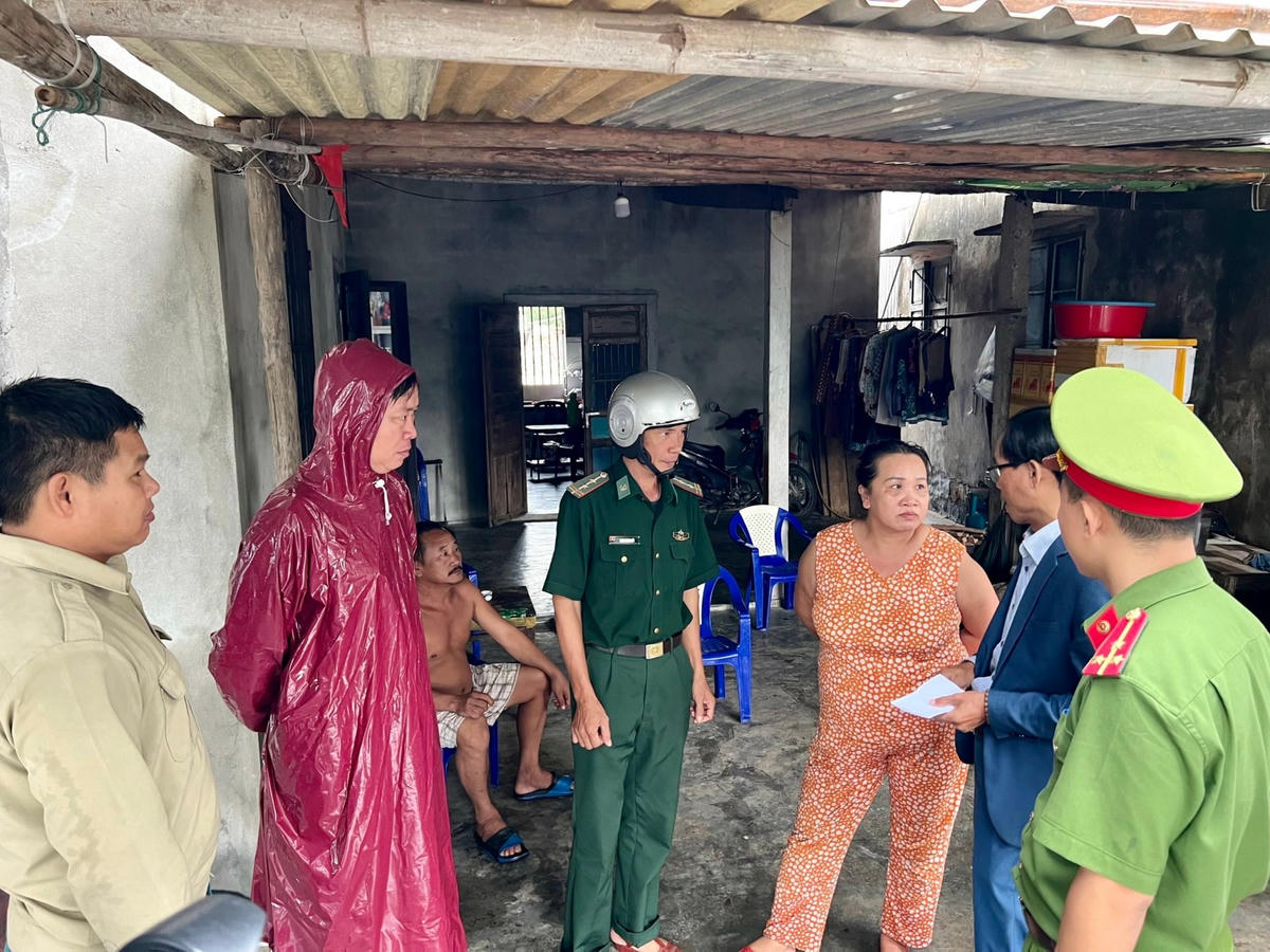 Chính quyền xã Phú Thuận, huyên Phú Vang đến từng hộ gia đình để tích cực vận động người dân sẵn sàng di dời khi có lệnh.