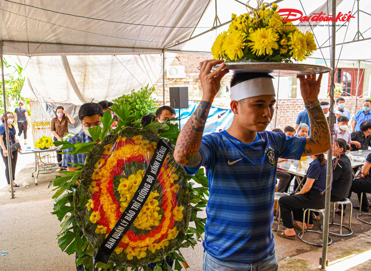 Đến dự tang lễ, không ai là không tiếc thương cho các nạn nhân xấu số và nỗi đau tột cùng của gia đình nạn nhân đang phải chịu đựng. 