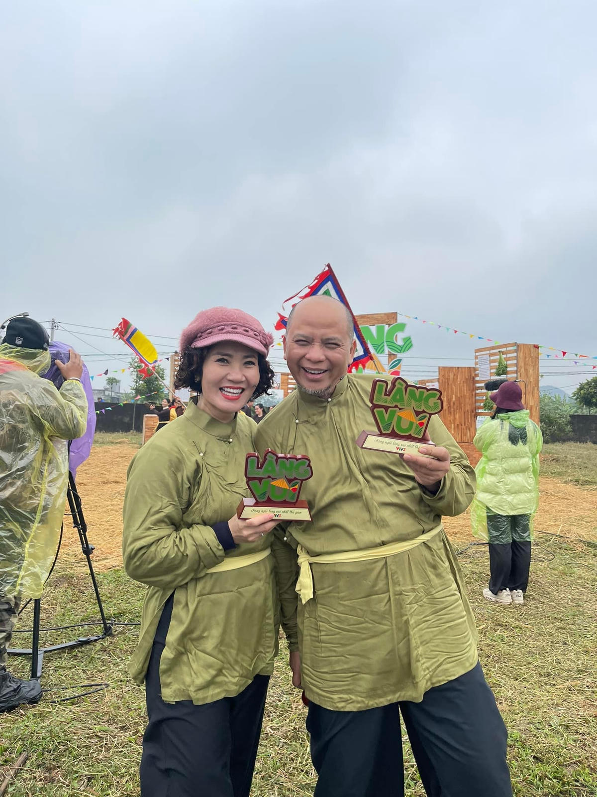 Ở tuổi U50, vợ chồng Anh Tuấn – Nguyệt Hằng vẫn tâm huyết với nghề, hết mình vì công việc.