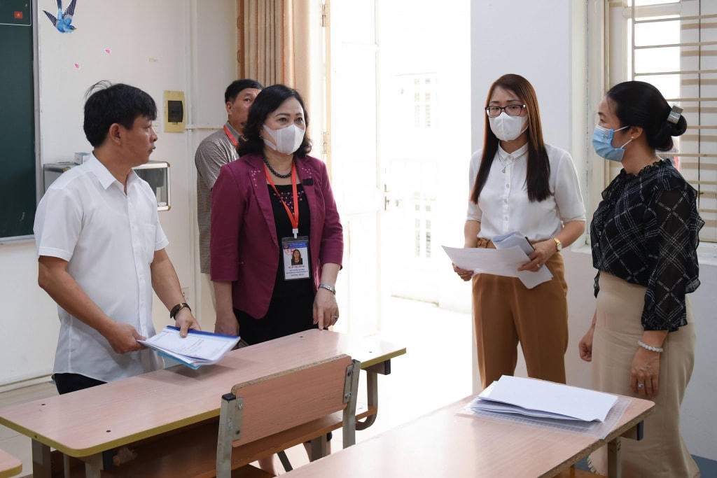 Thứ trưởng Bộ GDĐT Ngô Thị Minh kiểm tra công tác chuẩn bị thi tốt nghiệp THPT 2022 tại Điểm thi Trường THPT Chuyên Hạ Long. Ảnh: QMG.