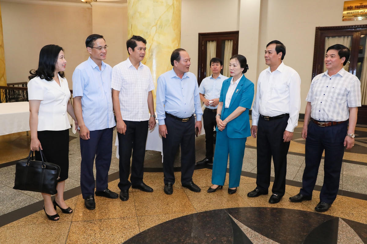 Phó Chủ tịch Trương Thị Ngọc Ánh trao đổi bên lề cùng các đại biểu tham dự Hội nghị. Ảnh: Quang Vinh.