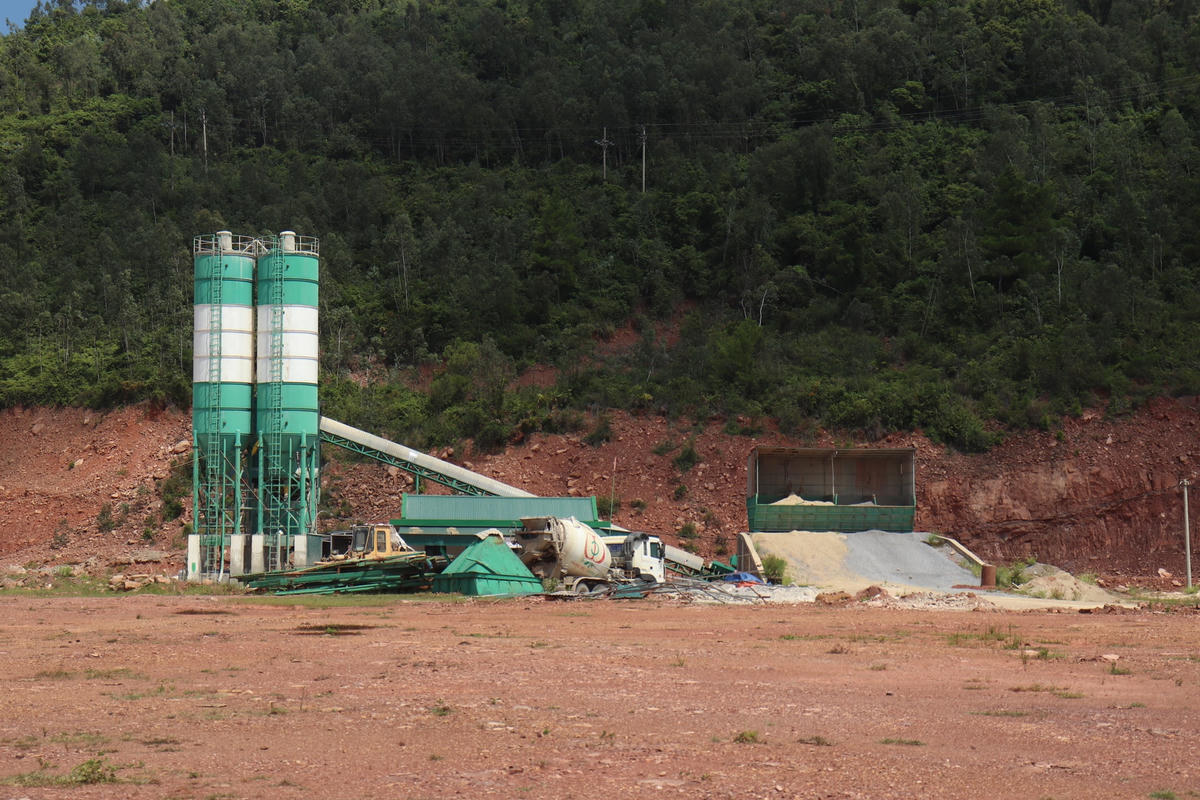 Trạm trộn bê tông đươc xây dựng bên trong dư án, tuy nhiên, đã không hoạt động trong nhiều năm qua.