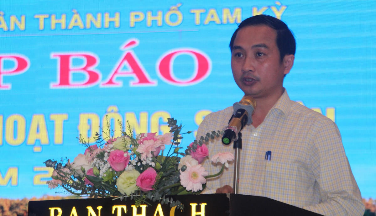 Ông Nguyễn Hồng Lai, Phó Chủ tịch UBND TP Tam Kỳ phát biểu khai mạc họp báo.