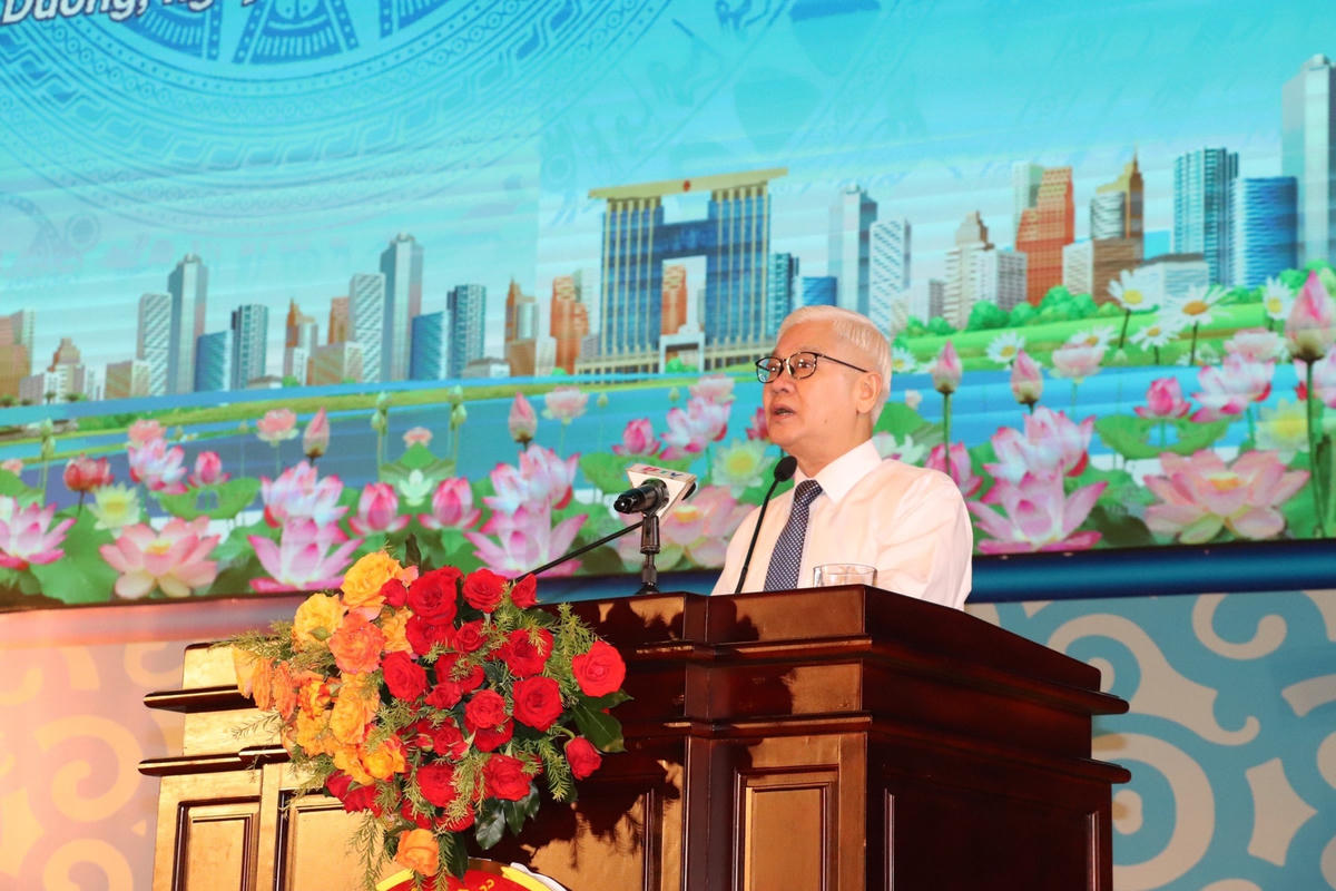 Ông Nguyễn Văn Lợi - Bí thư Tỉnh ủy Bình Dương trao đổi thông tin về tình hình kinh tế - xã hội tỉnh nhà tại Hội nghị.