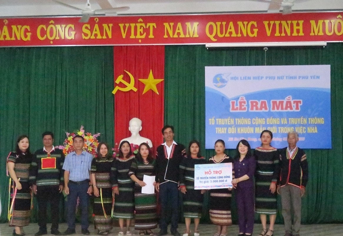 Trao Quyết định thành lập cho Tổ truyền thông cộng đồng.