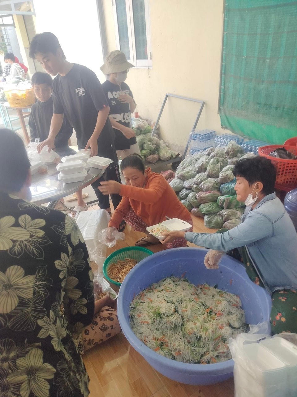 Chuẩn bị thức ăn, rau củ để bán tại chợ lá.