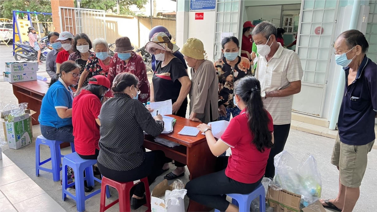 Chăm lo người nhập cư khó khăn do ảnh hưởng dịch Covid-19 trên địa bàn phường Phú Hữu, TP Thủ Đức.