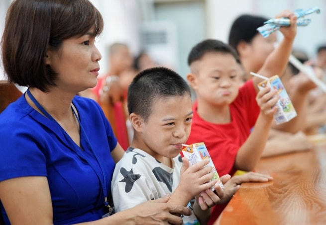 Biểu cảm thích thú của các em khi vừa được xem văn nghệ, vừa được uống sữa và khám phá những phần quà xinh xắn.