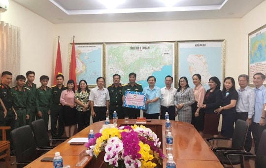 Phó Chủ tịch Uỷ ban Trung ương MTTQ Việt Nam Nguyễn Hữu Dũng thăm, tặng quà Ban Chỉ huy Quân sự huyện đảo Phú Quý