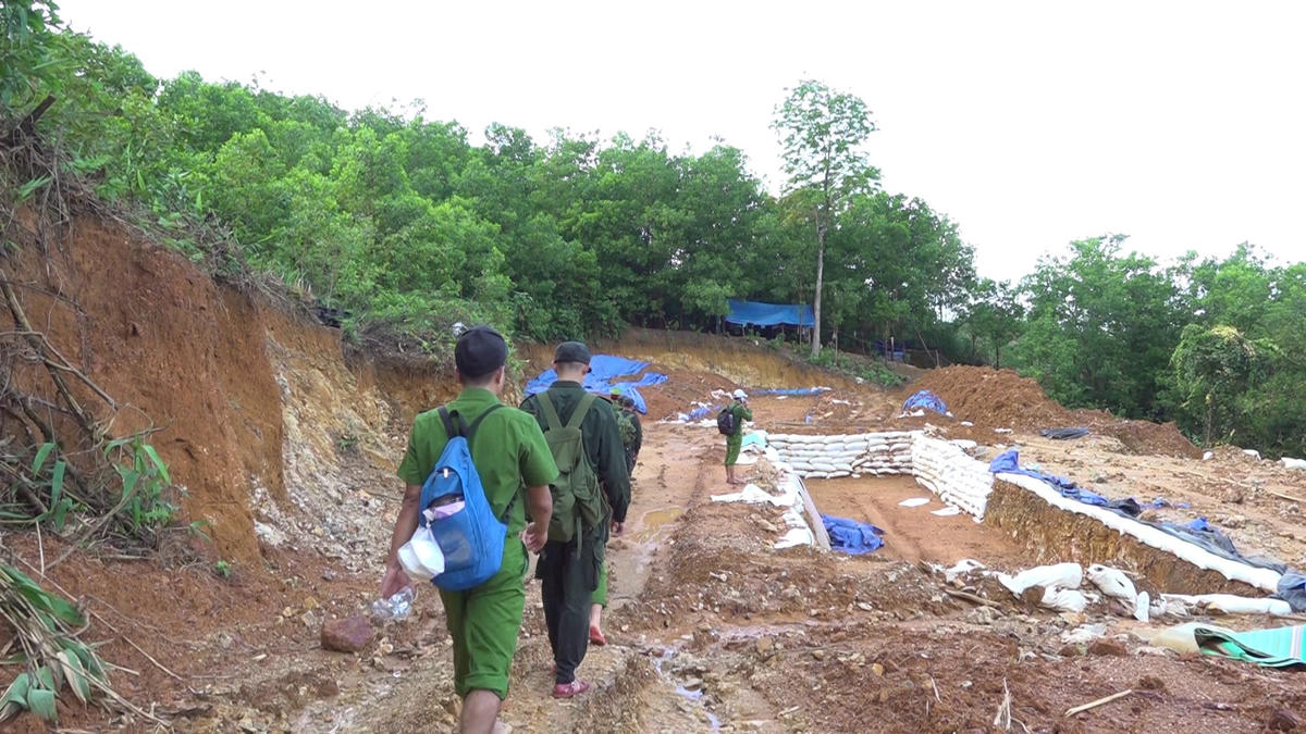 Một điểm khai thác vàng trái phép ở mỏ vàng Bồng Miêu.