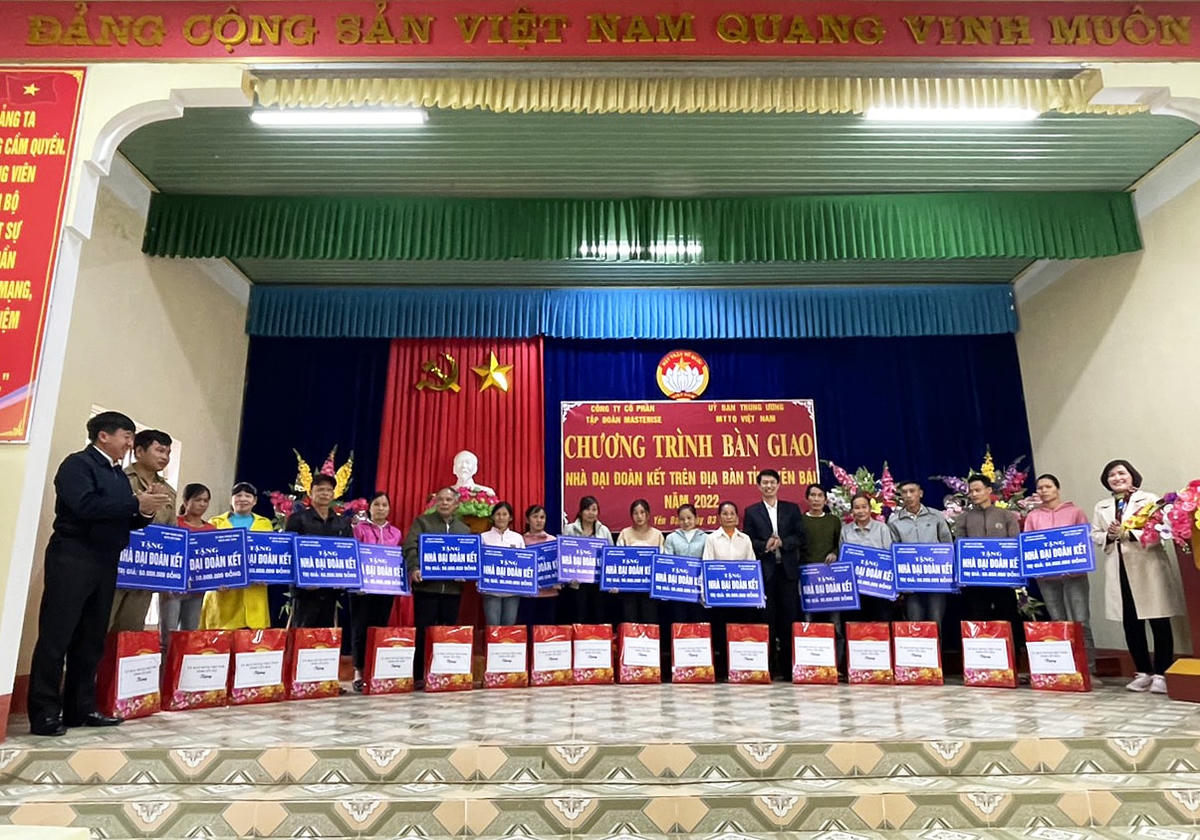 Ủy ban MTTQ tỉnh Yên Bái bàn giao nhà Đại đoàn kết cho các hộ nghèo.