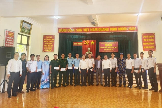 Đoàn Đại biểu Quốc hội tỉnh Khánh Hòa, tặng quà cho các cơ quan, đơn vị thị trấn Trường Sa.