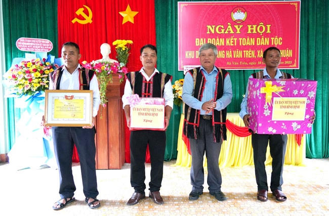 Ông Hồ Sỹ Dũng, Phó Chủ tịch Ủy ban MTTQ Việt Nam tỉnh Bình Định,, tặng quà cho Ban Công tác Mặt trận làng Hà Văn Trên.