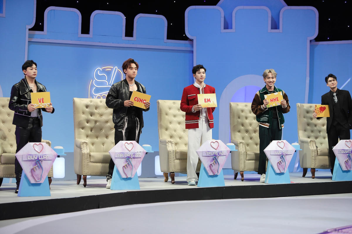 Dàn cast của Tỏ tình hoàn mỹ  tham gia trợ giúp trong màn tỏ tình của Minh Thuận. Ảnh: Perfect Universe.  