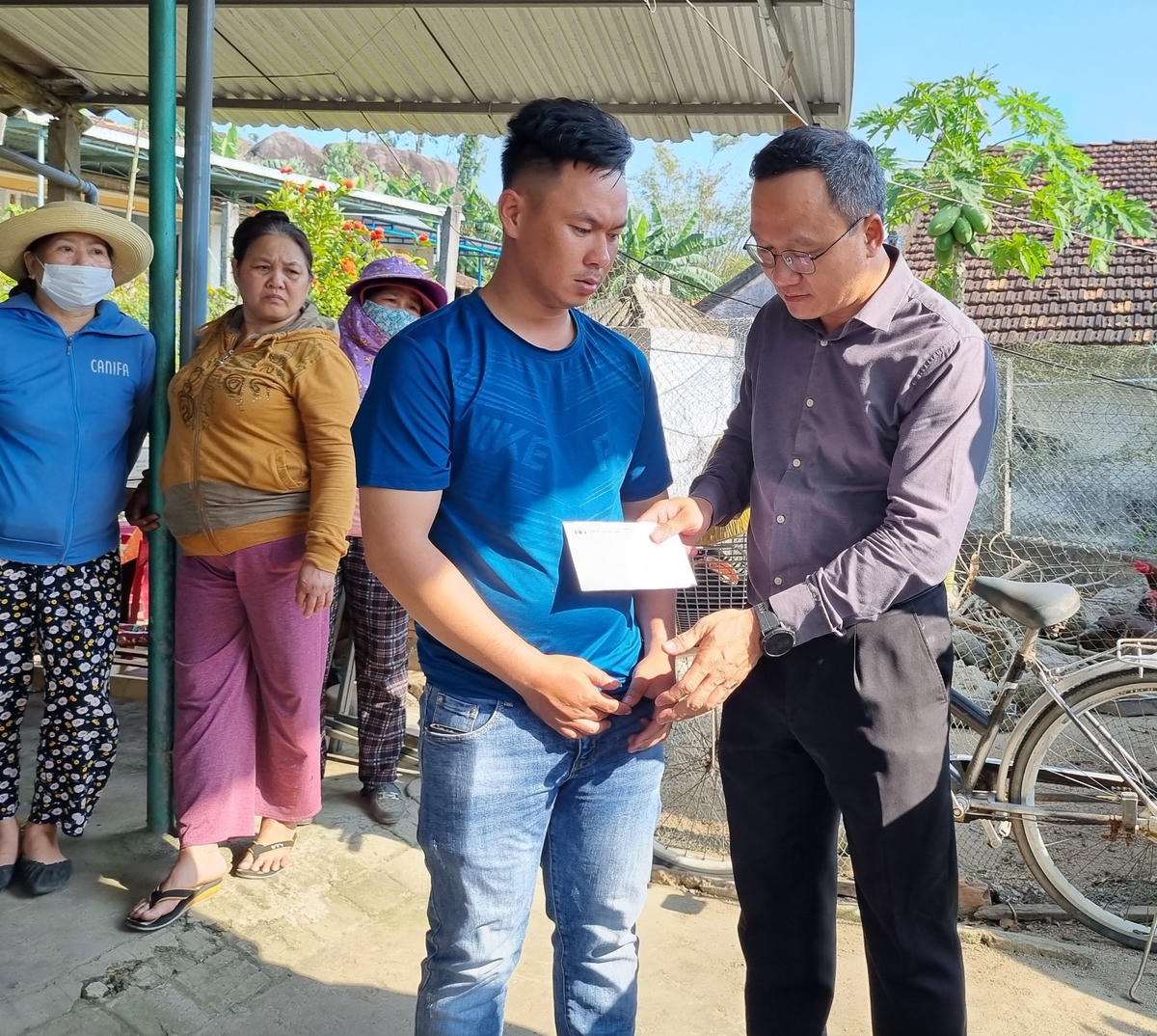 Ông Khuất Việt Hùng gửi tiền hỗ trợ cho gia đình nạn nhân trong vụ TNGT.