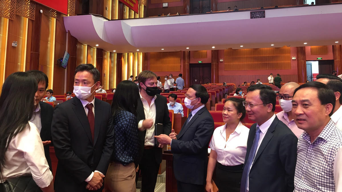 Bí thư Tỉnh ủy Quảng Ninh Nguyễn Xuân Ký trao đổi bên lề Hội nghị với doanh nghiệp