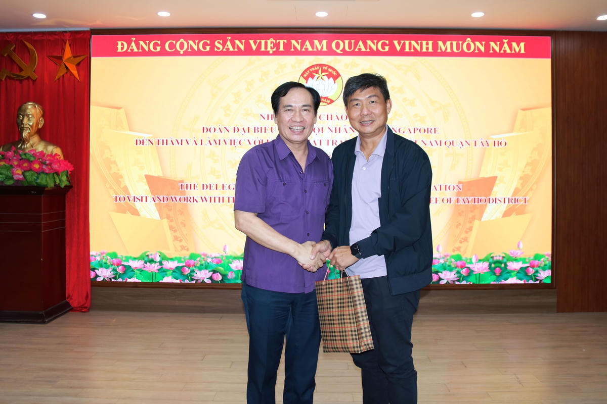 Lãnh đạo Quận ủy Tây Hồ tặng quà lưu niệm cho ông Jimmy Toh Yong Leng cùng Đoàn đại biểu cấp cao Hiệp hội Nhân dân Singapore. Ảnh: Trung Quân.