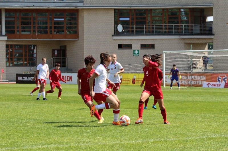 Tuyển Nữ Việt Nam (áo đỏ) bại trận trước U23 Nữ Ba Lan. (Nguồn: VFF).