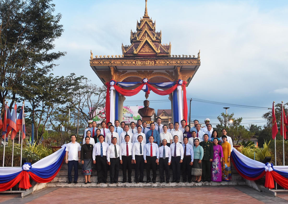 Phó Chủ tịch – Tổng Thư ký Lê Tiến Châu cùng đoàn đại biểu dâng hoa tại Đài tưởng niệm Chủ tịch Kaysone Phomvihane.