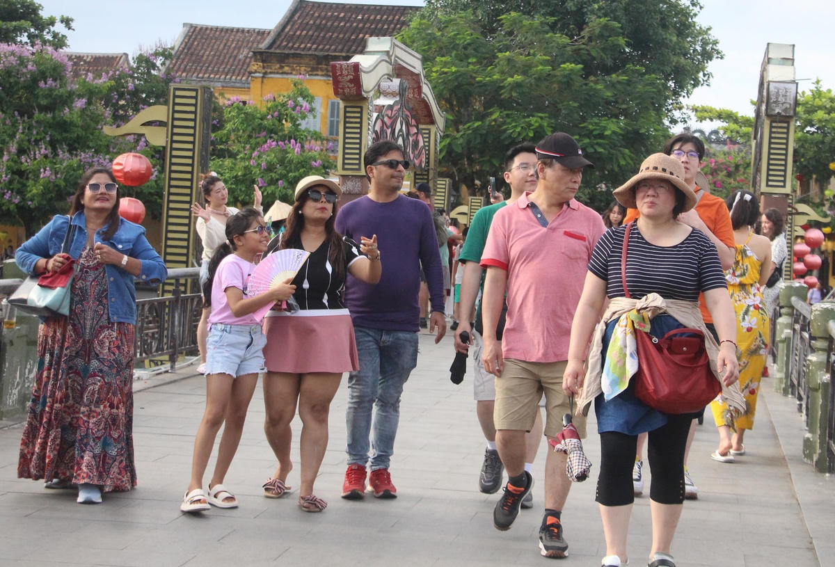 Du khách đi dạo trên cầu An Hội.