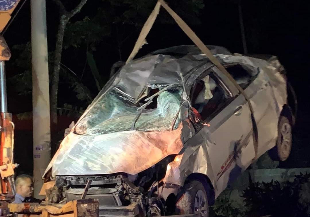Chiếc xe gặp nạn hư hỏng nặng nề.