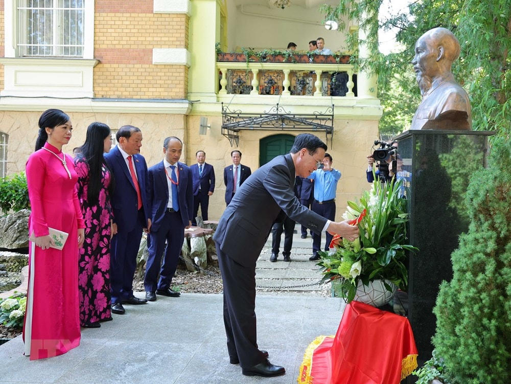 Chủ tịch nước Võ Văn Thưởng và Phu nhân đặt hoa trước tượng Bác Hồ. (Ảnh: Thống Nhất/TTXVN).