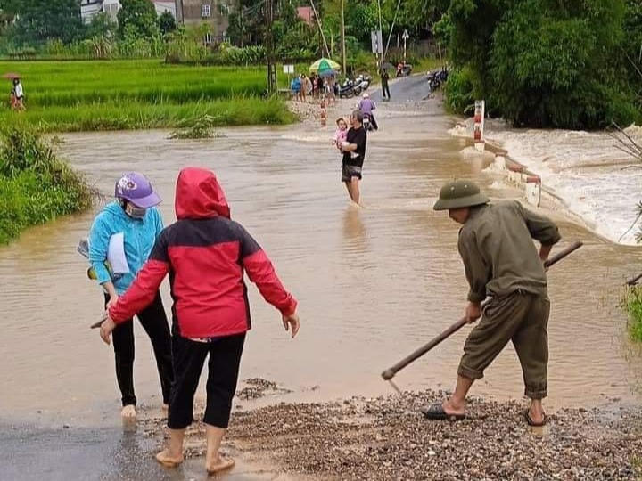 Người dân huyện Lang Chánh (Thanh Hóa) dọn dẹp lại đường tràn khi mưa đã ngớt.