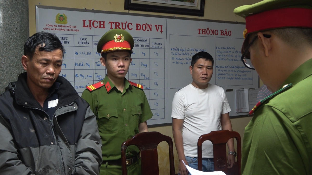 Ông Nguyễn Hà Tấn Thiện (bìa trái) bị khởi tố do có hành vi vi phạm quy định về tham gia giao thông đường bộ.