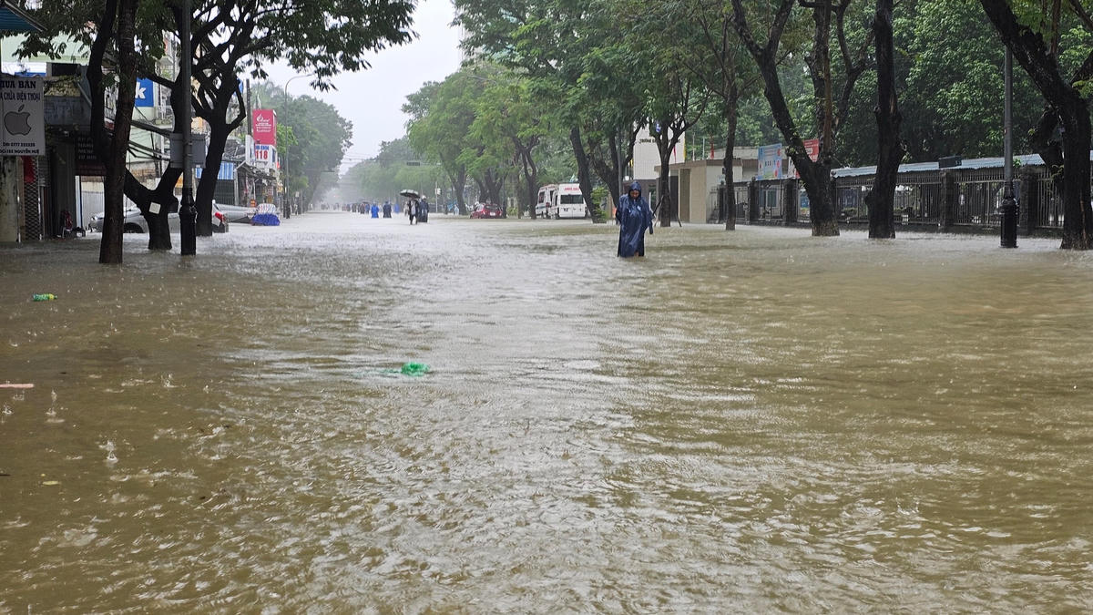 Đường phố Huế ngập sâu, người dân bì bõm trong nước
