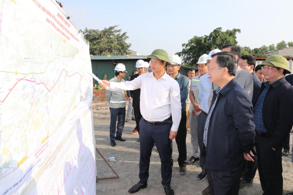 Chủ tịch UBND tỉnh Quảng Ninh Cao Tường Huy nghe chủ đầu tư báo cáo tiến độ thi công Đường ven sông kết nối cao tốc Hạ Long - Hải Phòng đến TX Đông Triều. Ảnh: Đỗ Phương