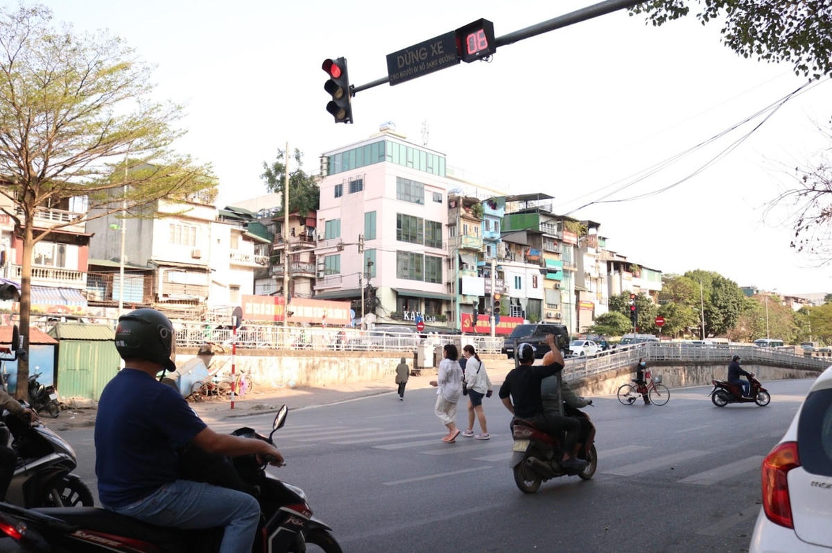 Tại nút giao đường Trần Quang Khải, quận Hoàn Kiếm, xe máy vô tư vượt đèn mặc dù có đã có tín hiệu cho người đi bộ. Ảnh: Trần Diệp.